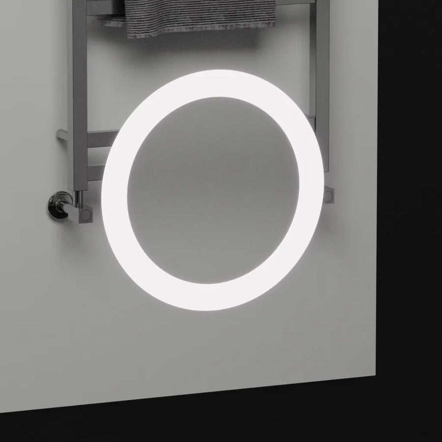 Specchio rettangolare a LED, 60x80 cm, Precision MotionGlow Marcello, sistema antiappannamento, orologio e termometro, lente d'ingrandimento cosmetica, specchi dimmerabili Marcello Titolo predefinito Alessandro Design