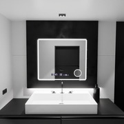 Specchio rettangolare a LED, 80x60 cm, Riflesso MotionGlow Marcello, sistema antiappannamento, orologio e termometro, lente d'ingrandimento cosmetica, Specchi Marcello dimmerabili Titolo predefinito Alessandro Design